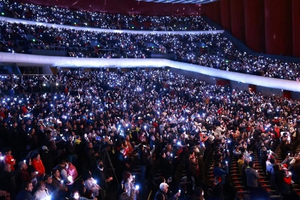 Estafeta luminosa. Durante el evento en el Auditorio Nacional, jubilados encendieron una lámpara que simbolizaba la transferencia de los cargos a nuevas generaciones.