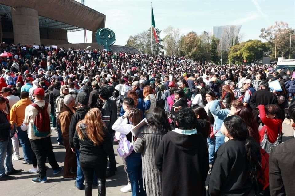 Más de 5 mil trabajadores y los familiares que recibirán sus plazas se reunieron ayer en el Auditorio Nacional con la Jefa de Gobierno de la CDMX. 