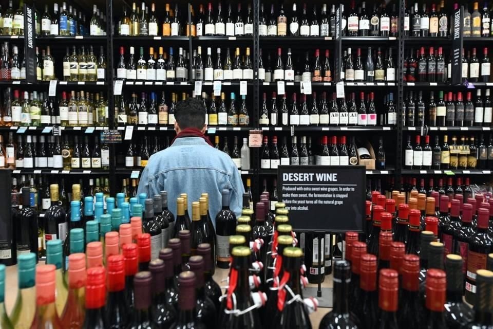 Presidenta Sheinbaum dijo que se revisará si es posible cambiar cobro de impuestos en bebidas alcohólicas para aumentar recaudación fiscal.