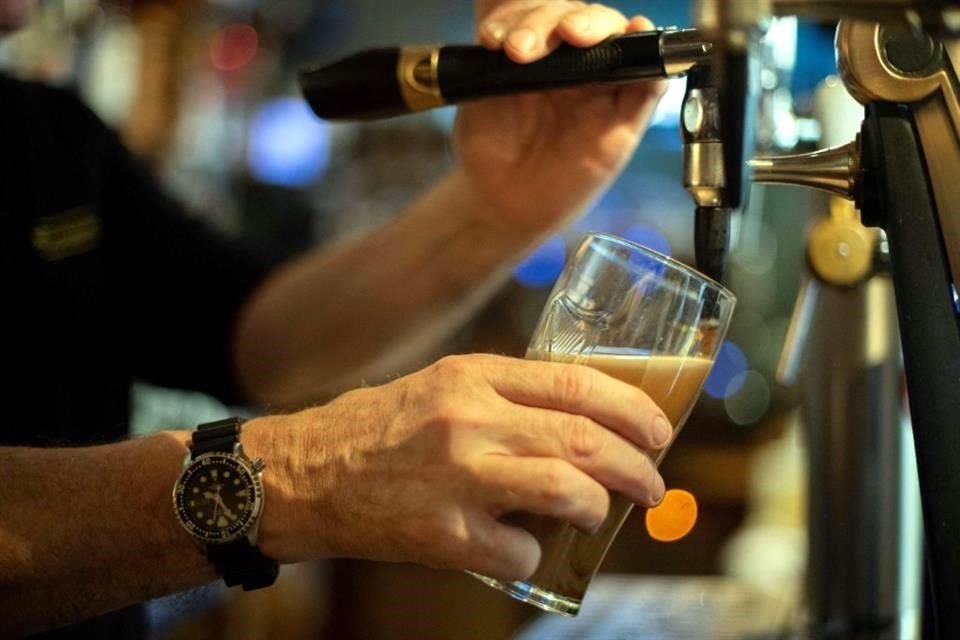 El cirujano general de EU dijo que bebidas alcohólicas deberían llevar etiqueta que advierta que su consumo aumenta riesgo de tener cáncer.