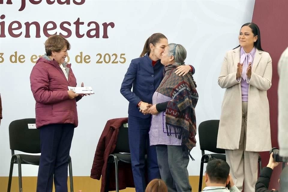 En el Estado de México, la Presidenta Claudia Sheinbaum arrancó la entrega de la tarjeta Bienestar a 108 mil mujeres del programa 60-64 años.