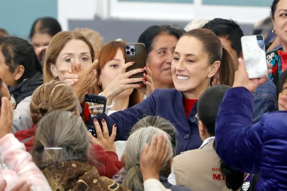 En el Estado de México, la Presidenta Claudia Sheinbaum arrancó la entrega de la tarjeta Bienestar a 108 mil mujeres del programa 60-64 años.