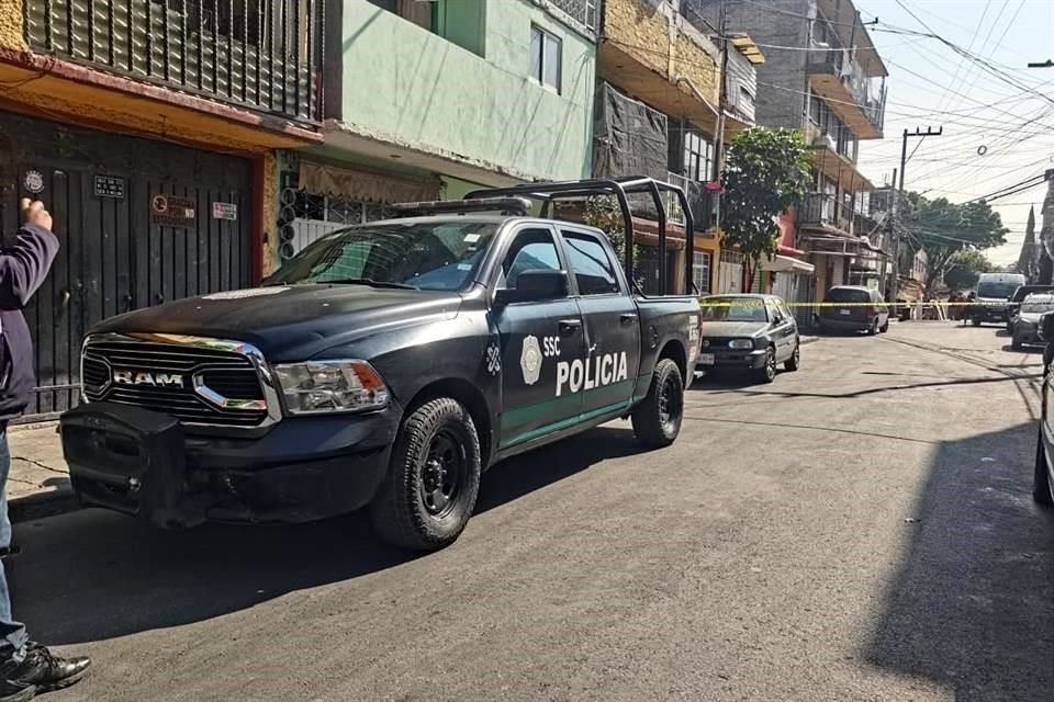 Policías acordonaron la zona y peritos arribaron en menos de una hora para el levantamiento del cadáver y de los indicios. 