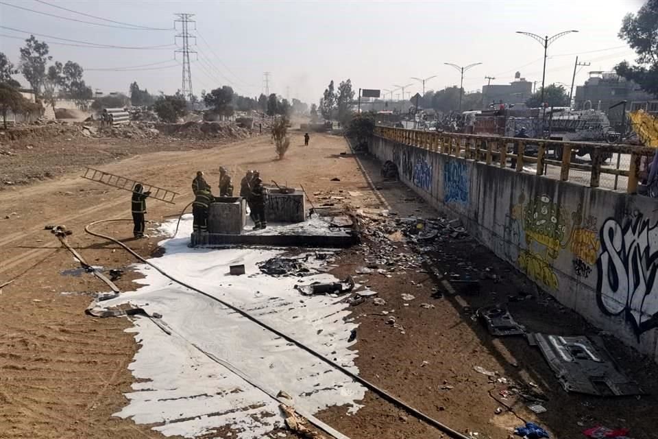 Bomberos de la CDMX y de Ecatepec controlaron un incendio en Río de los Remedios.