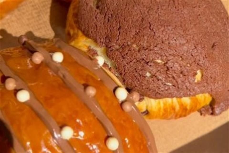 Es una versión de Rosca de Reyes, pero hecha con pan de croissants, por eso se llama Crosca; un sold out desde diciembre.