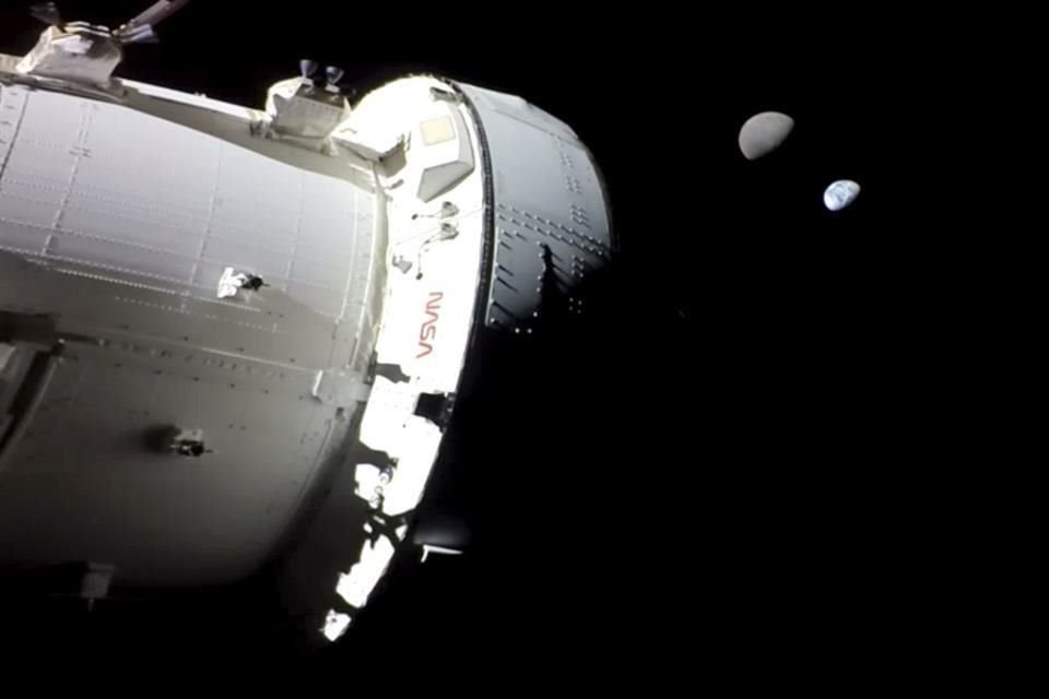 La Tierra y su Luna vistas desde la nave Orion de la NASA en noviembre de 2022. El vuelo, sin tripulación, fue el primero del programa Artemisa.