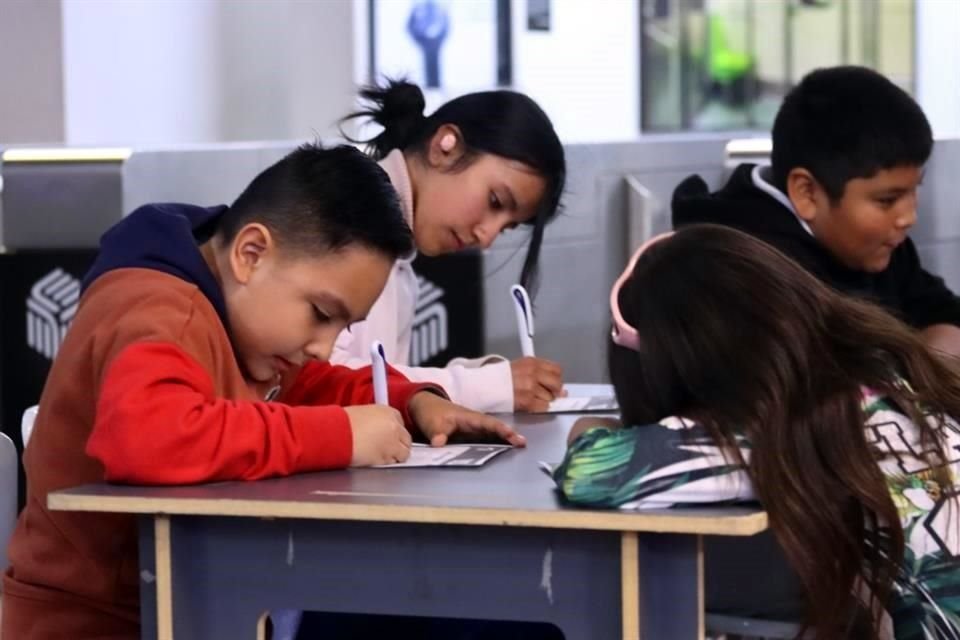 Los menores pueden escribir sus cartas dentro del Museo del STC, en Mixcoac, para después entregarlas a los lomitos.