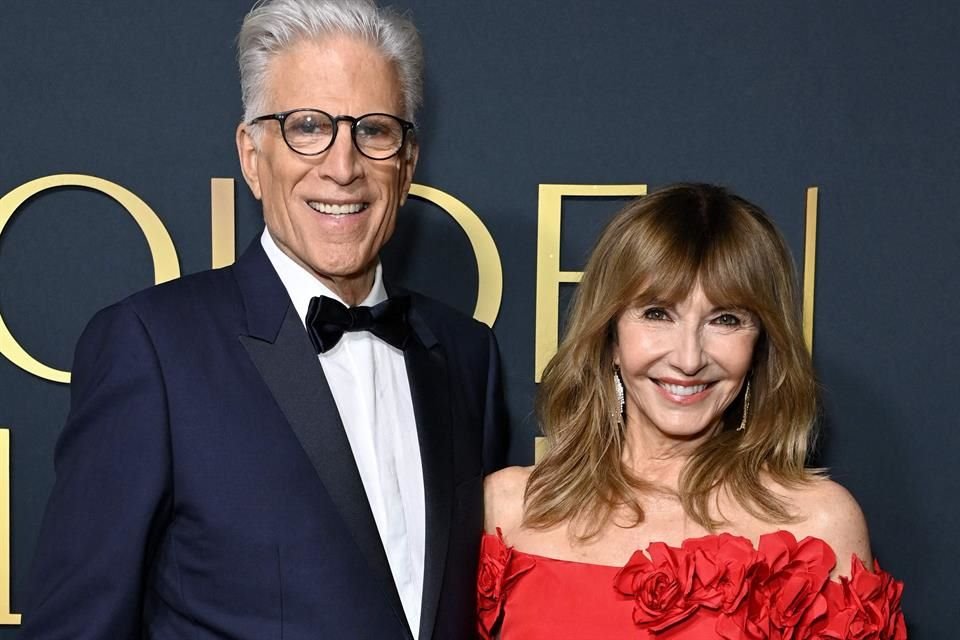 Ted Danson y su esposa, Mary Steenburgen; el actor fue honrado con el Premio Carol Burnett por su trayectoria en TV.