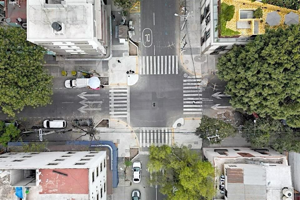 El diseño vial acorta la extensión de cruce para los peatones, lo que aumenta la seguridad y reduce los puntos ciegos.