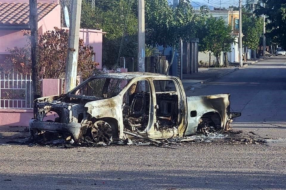 Autos calcinados y balaceras se reportaron esta madrugada en el municipio de Elota, Sinaloa.