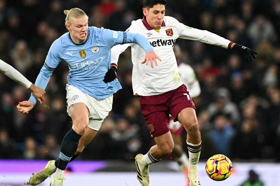 Edson Álvarez disputa un balón a Erling Haaland.