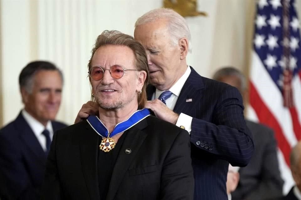 Joe Biden entregó la Medalla Presidencial, el mayor honor civil de EU, a 19 homenajeados, entre ellos, Bono y Soros; Messi no asistió.