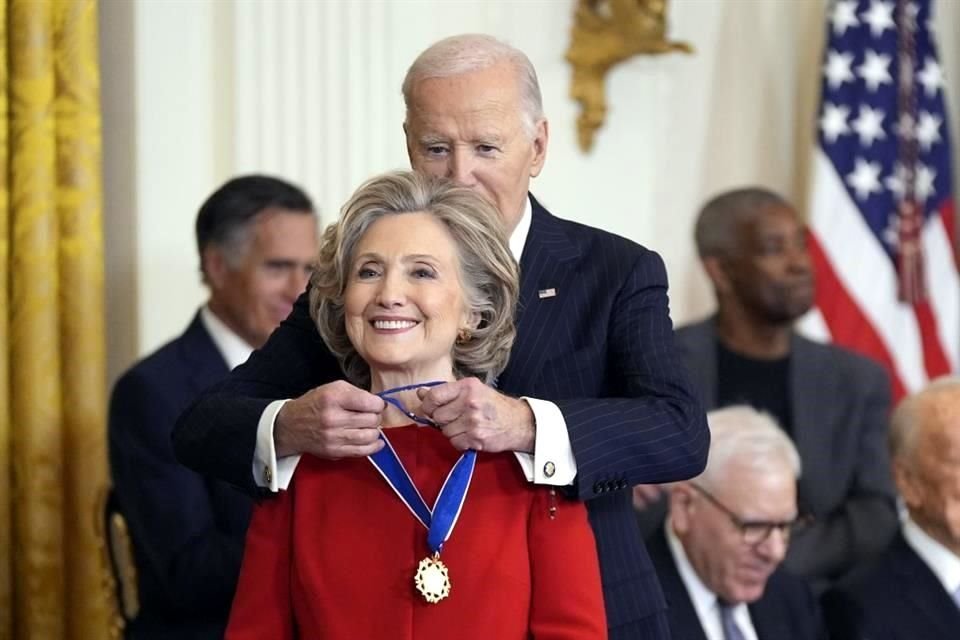 El presidente Joe Biden entrega la Medalla Presidencial de la Libertad a la ex secretaria de Estado Hillary Clinton.