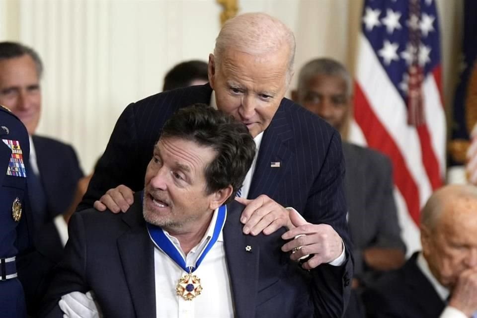 Michael J. Fox, actor de Volver al Futuro, recibió la medalla Presidencial de la Libertad.