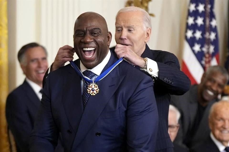 El ex basquetbolista 'Magic' Johnson recibió la medalla, la más alta condecoración civil de la nación.