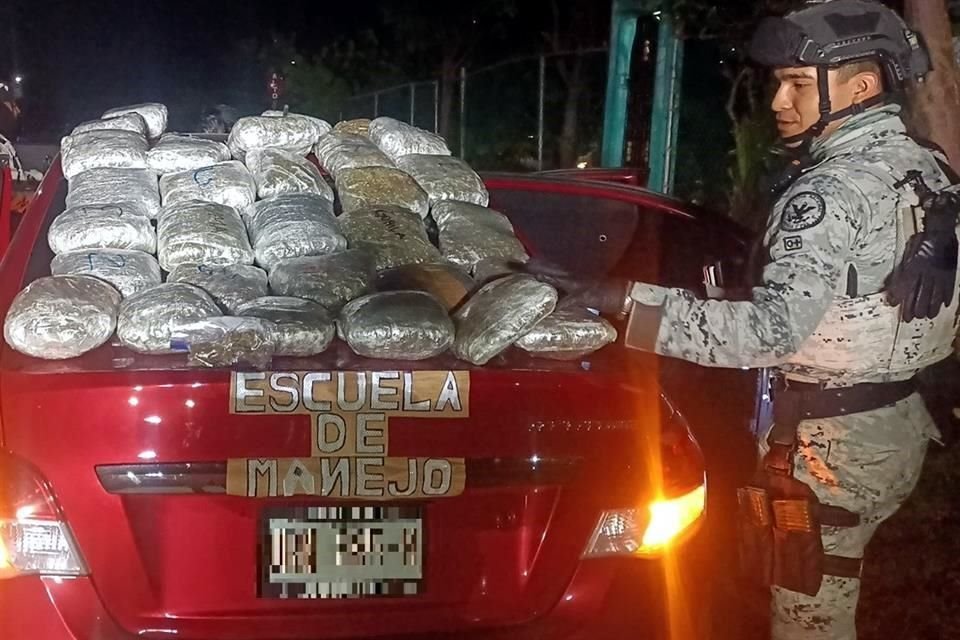 Personal de la Semar  detuvo a dos personas y aseguró un vehículo con presunta droga en Cancún, Quintana Roo.