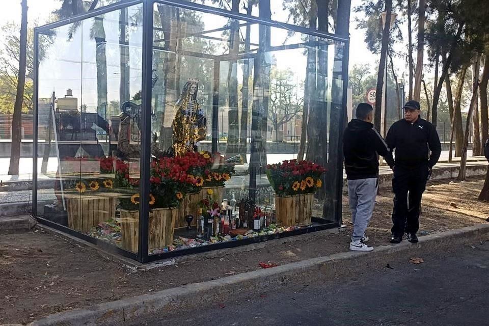 El altar fue colocado sobre un camellón, a la altura de Puente Curtidores, esquina con Eje 4 Oriente.