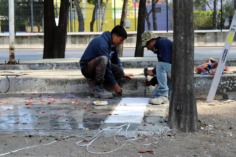 Trabajadores retiraron la instalación y las flores, debido a que no contaba con permisos, indicó la Alcaldía.