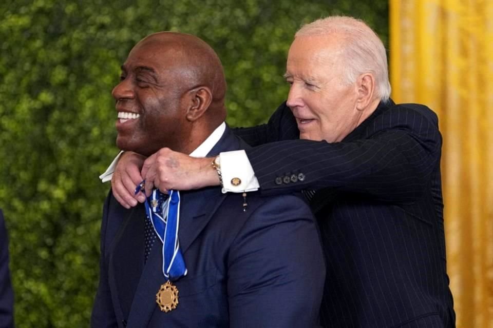 Earvin 'Magic' Johnson también recibió la medalla.