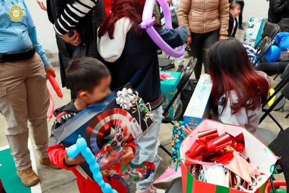 Elementos de la Secretaría de Seguridad Ciudadana entregaron regalos, enviados por los 'Reyes Magos' a  niños de la Fundación Pro Niños de la Calle.