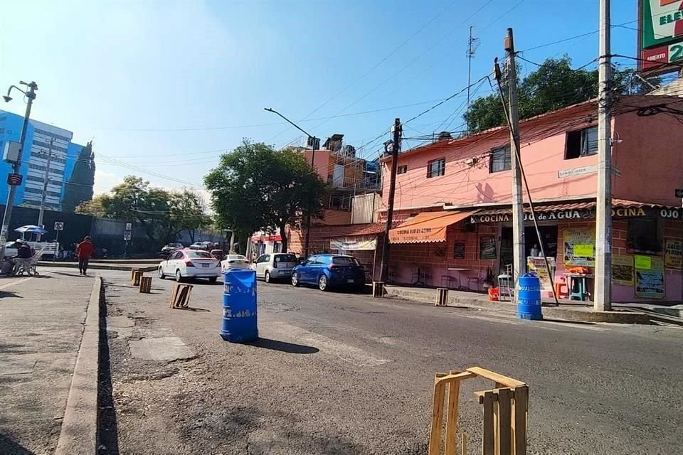 EXPLOTACIÓN. Los franeleros llegan desde temprano y colocan objetos para adueñarse de las calles. Después, cobran cuota.