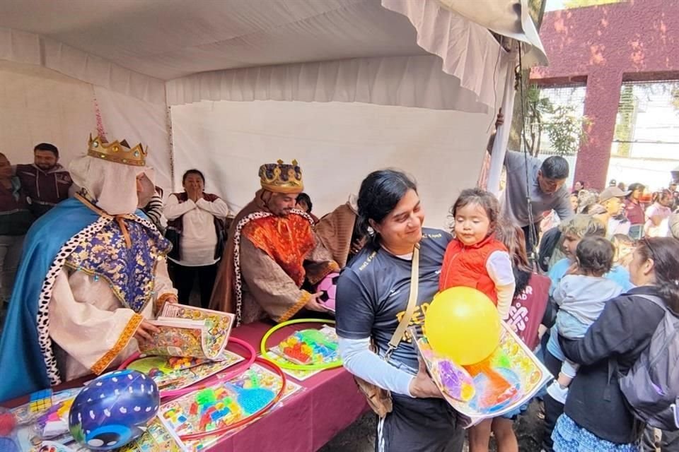 Además de rosca, en el festejo también regalaron juguetes.