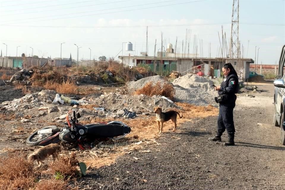 La motocicleta de los presuntos asaltantes fue ubicada en una zanja.