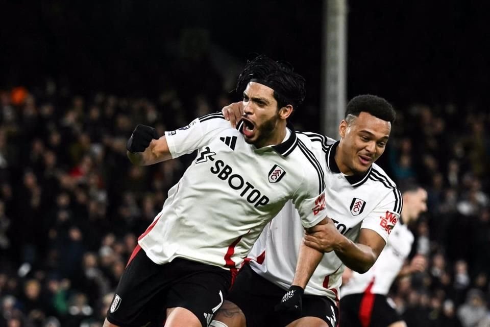 Raúl Jiménez hico dos goles y le dio el empate al Fulham sobre la hora.