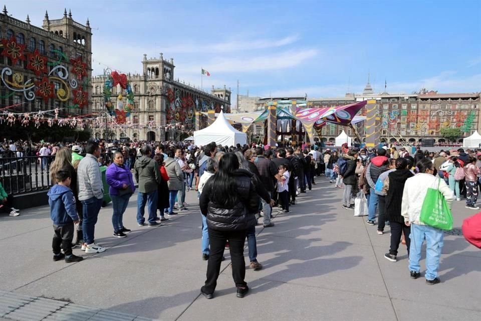 También se entregaron libros y juguetes a los niñas y niñas que asistieron al Zócalo capitalino.