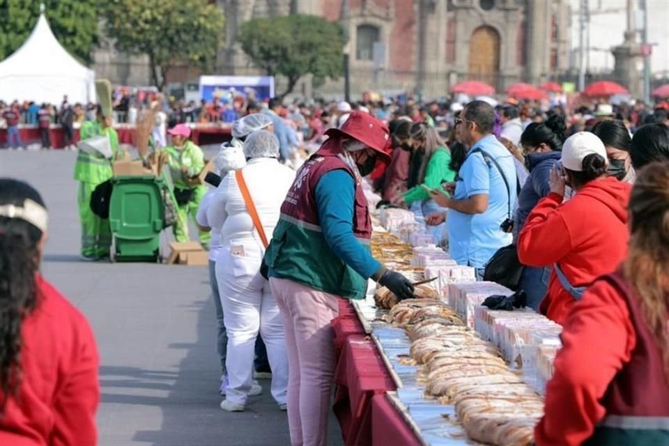 La Rosca de Reyes que se partió en el Zócalo midió 400 metros.