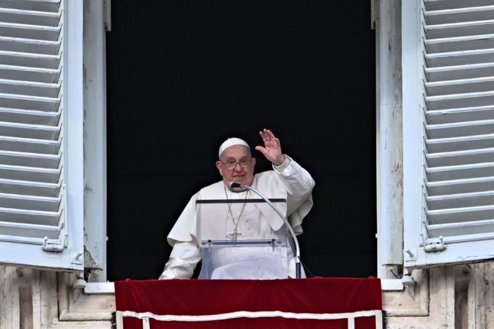 El Papa Francisco saluda a la multitud en la Plaza de San Pedro, el 6 de enero del 2025.