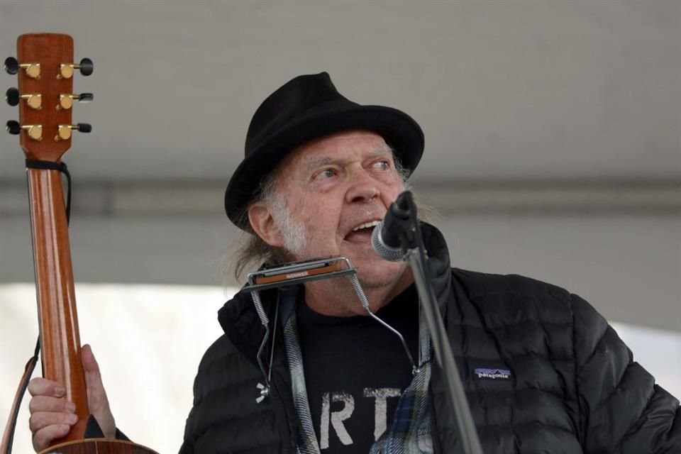 Una vez más, Neil Young planea apapachar a sus fans al lanzar un nuevo disco inédito, grabado originalmente en los años 70 y el cual tenía almacenado en su archivo personal.