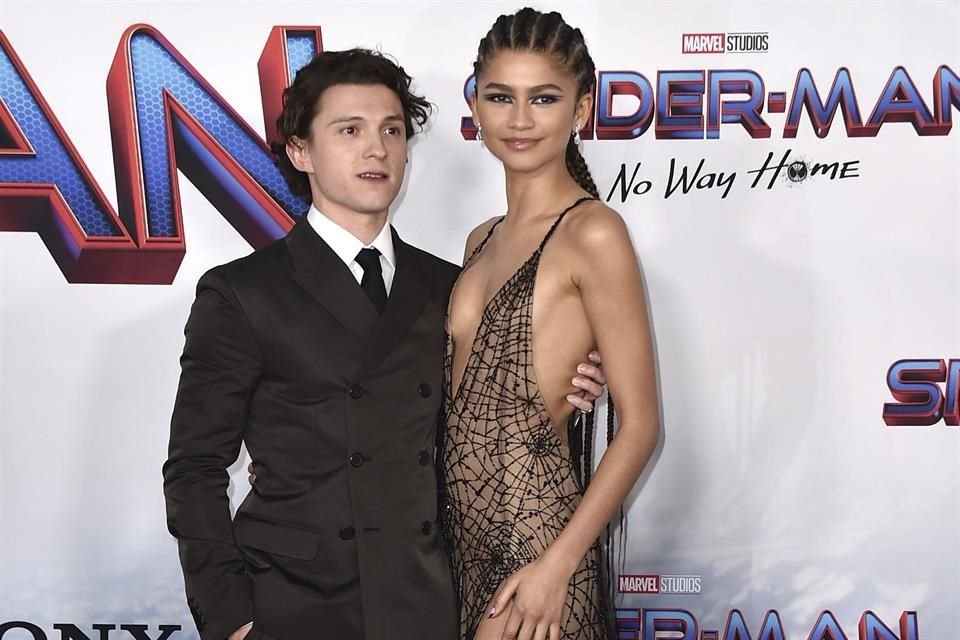 Tras usar un enorme anillo en su mano izquierda en los Globos de Oro, varios medios aseguran que Zendaya se comprometió con Tom Holland.