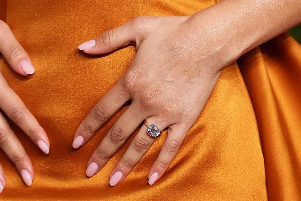 En los Globos de Oro de este domingo, Zendaya se vio juguetona con su anillo, al evadir nerviosa y juguetonamente a varios periodistas que la cuestionaron sobre su posible compromiso.