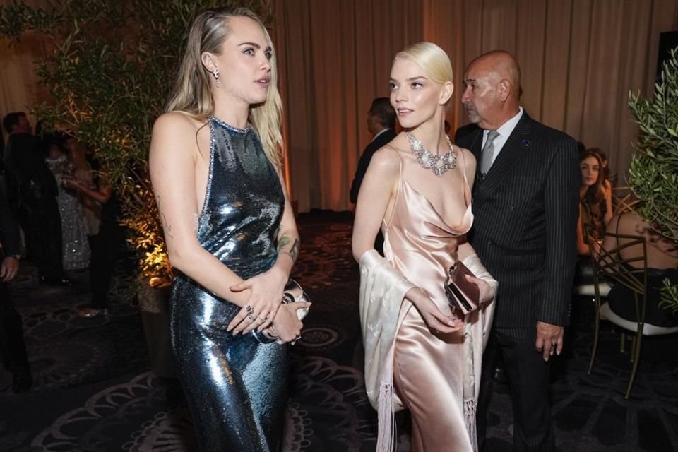 Cara Delevingne se la pasó platicando con su amiga, Anya Taylor-Joy.