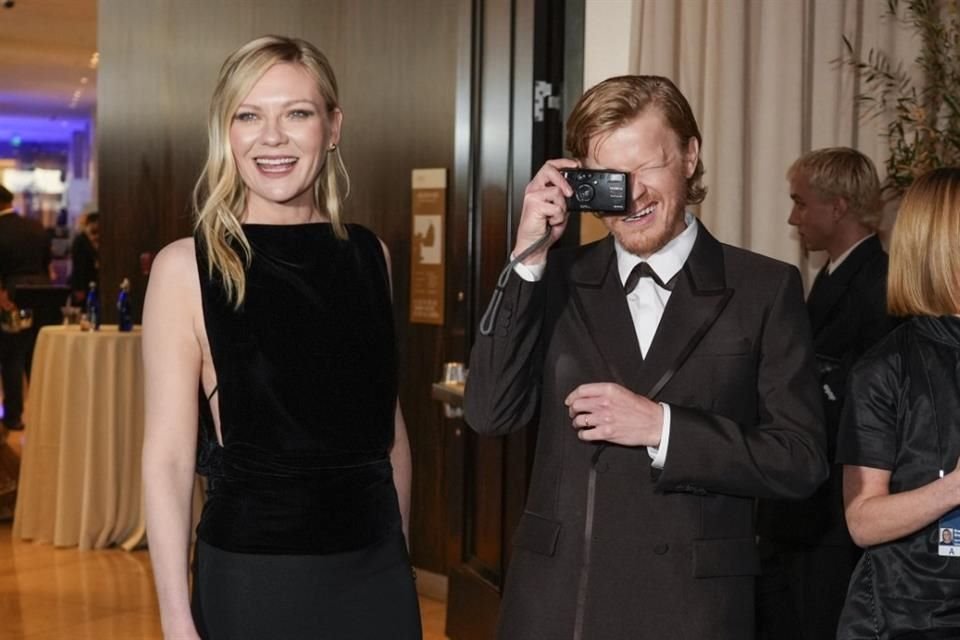 Kirsten Dunst y su esposo, Jesse Plemons, le tomaron fotos a varias celebridades tras bambalinas.