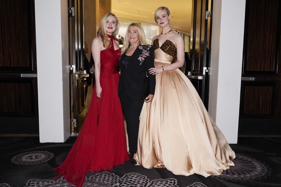 Dakota Fanning y Elle Fanning llevaron a su abuelita a la ceremonia.