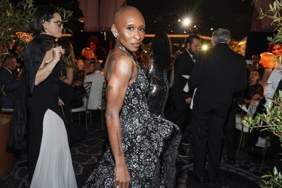 Cynthia Erivo estuvo de mesa en mesa saludando a todos.