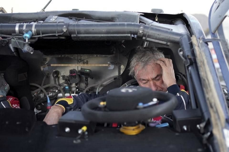 Carlos Sainz no pudo defender su título en el Rally Dakar y se vio obligado a abandonar la competencia.