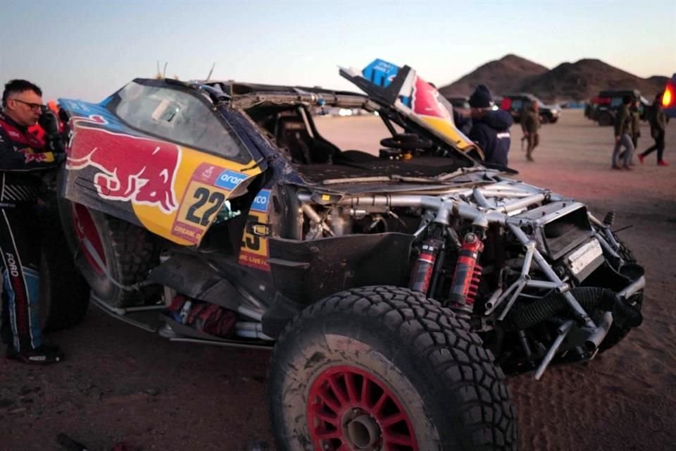 Así quedó el coche de Carlos Sainz tras la volcadura en Arabia Saudita que le impidió seguir en el Dakar por el estado de su auto y la negativa de la FIA para continuar.