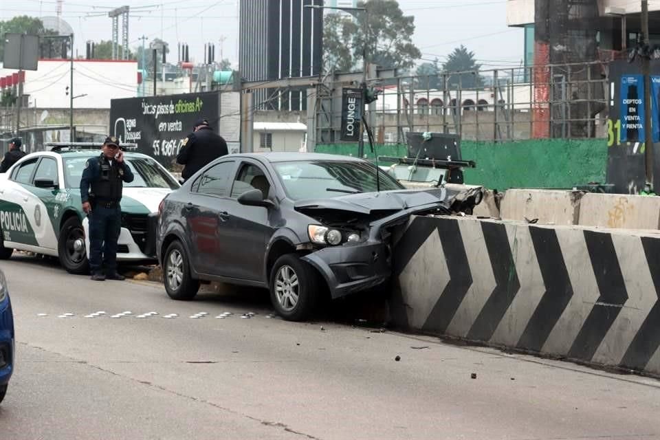 El vehículo se impactó de frente contra un muro de contención en la Carretera Libre México-Toluca.