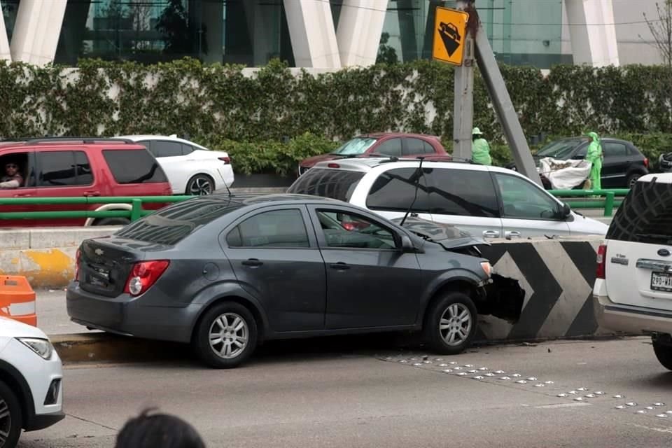 El motor se incrustó dentro del auto tras el impacto y prensó las piernas del conductor.