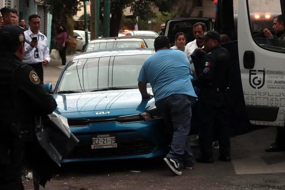 Los cuerpos de dos hombres fueron hallados dentro de un vehículo particular.