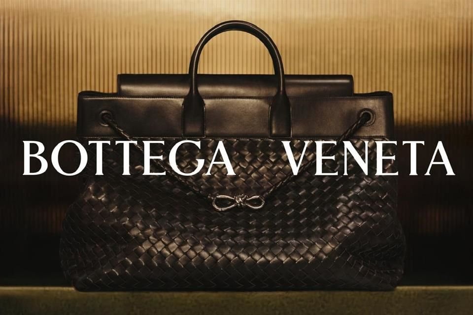 Para celebrar el año nuevo chino y la cuna de los fuegos artificiales, Bottega Veneta lanzó una nueva campaña filmada en Liuyang.