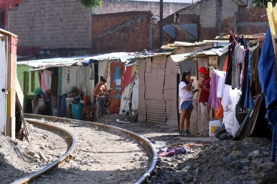 Las vías se convirtieron en un espacio en el que incluso mercados son instalados.