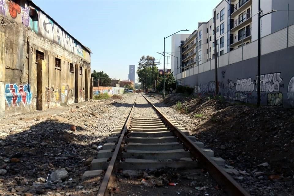 Junto a las vías, en Naucalpan, hay viviendas de lámina y madera desde hace al menos 26 años.