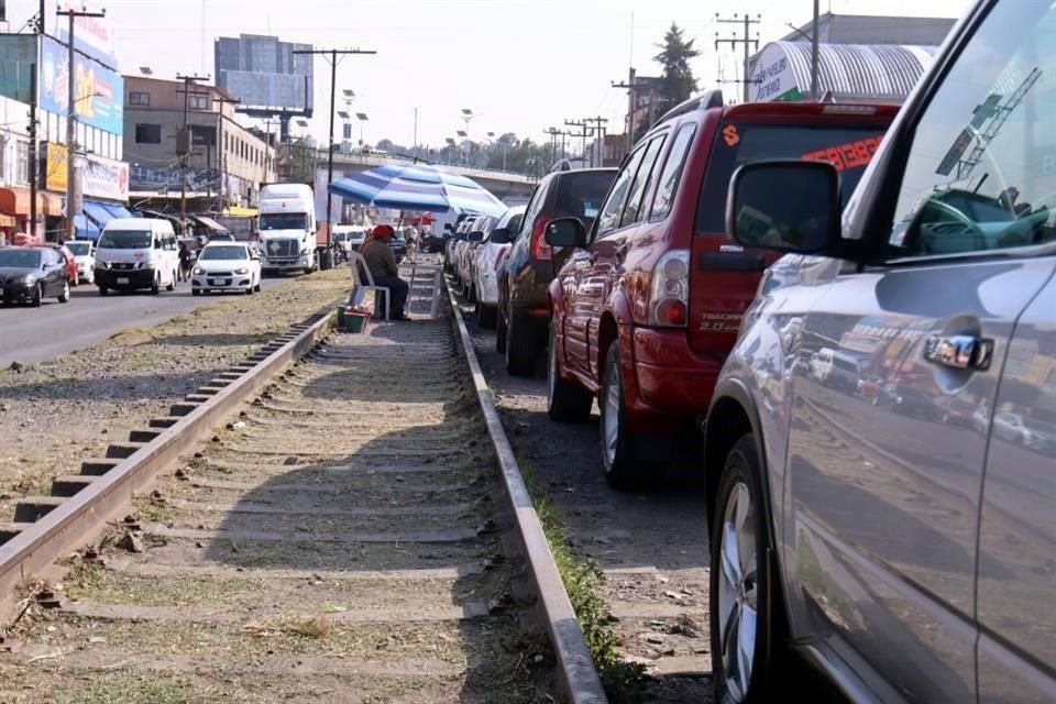 En algunos tramos, la vía es utilizada como  estacionamiento de vehículos.