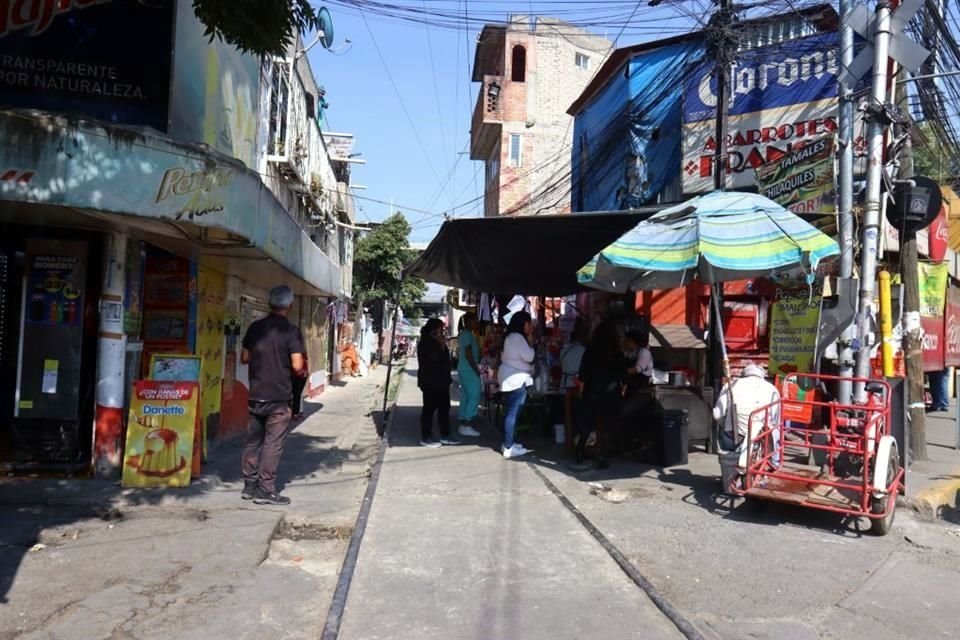 A lo largo de la Vía del Tren en donde se pretende construir el sistema Férreo Buenavista-Naucalpan se observan comercios irregulares.