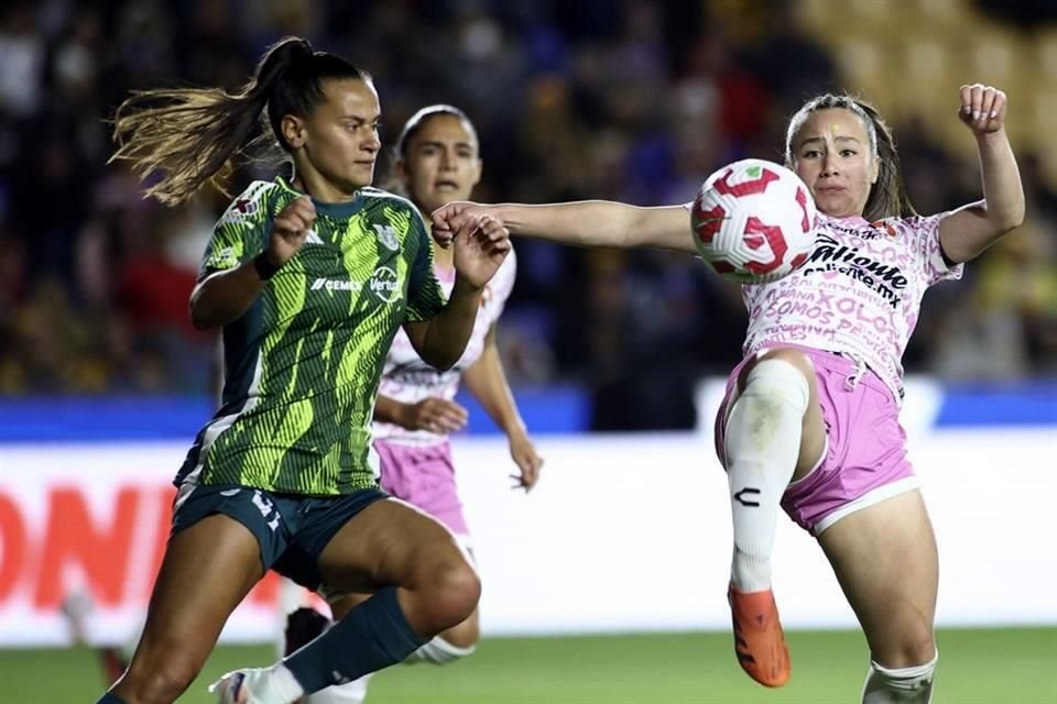 Ana Dias disputa el balón con una rival.