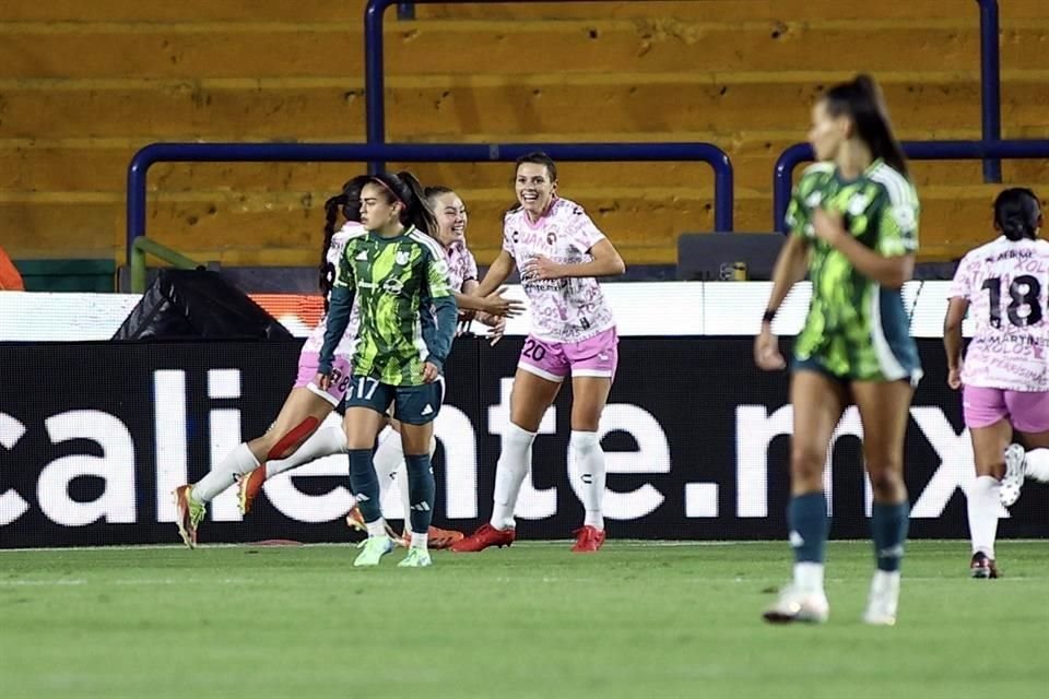 Kali Trevithick (20) se encontró con el balón en el área y lo mandó al fondo para igualar el partido.